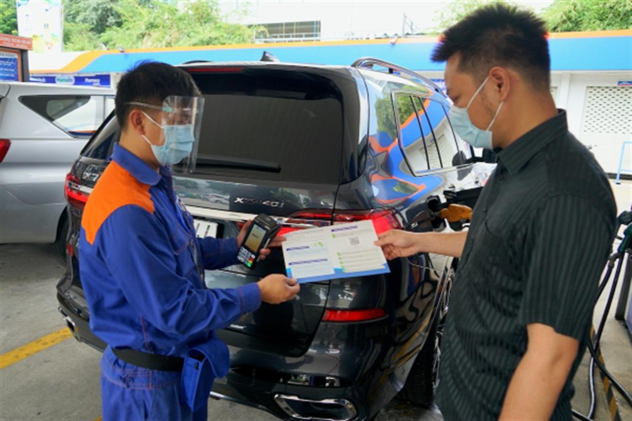Người tiêu dùng TP.HCM trải nghiệm Thanh toán không tiền mặt & Tích điểm Petrolimex ID
