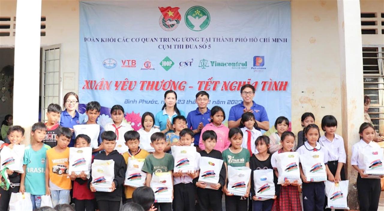 Chi đoàn thanh niên Văn phòng Petrolimex Sài Gòn tặng quà những hoàn cảnh khó khăn ở Bình Phước