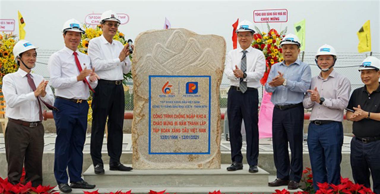 Gắn biển 65 năm Petrolimex công trình chống ngập tại Tổng kho Nhà Bè