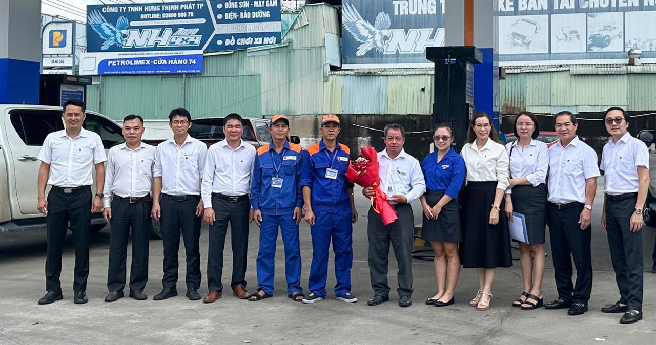 Trao thưởng 4 cửa hàng xăng dầu đạt thành tích cao trong tháng 7
