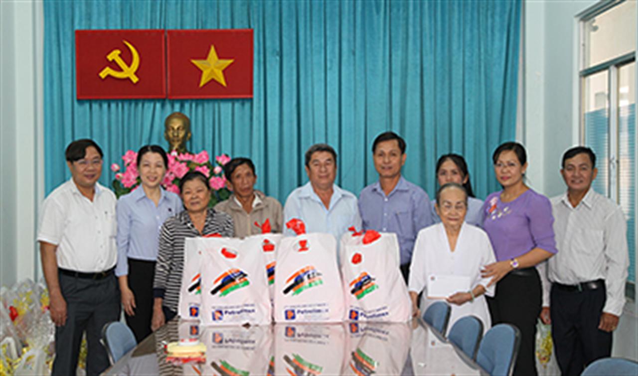 Ngày xuân, chúng con về bên mẹ