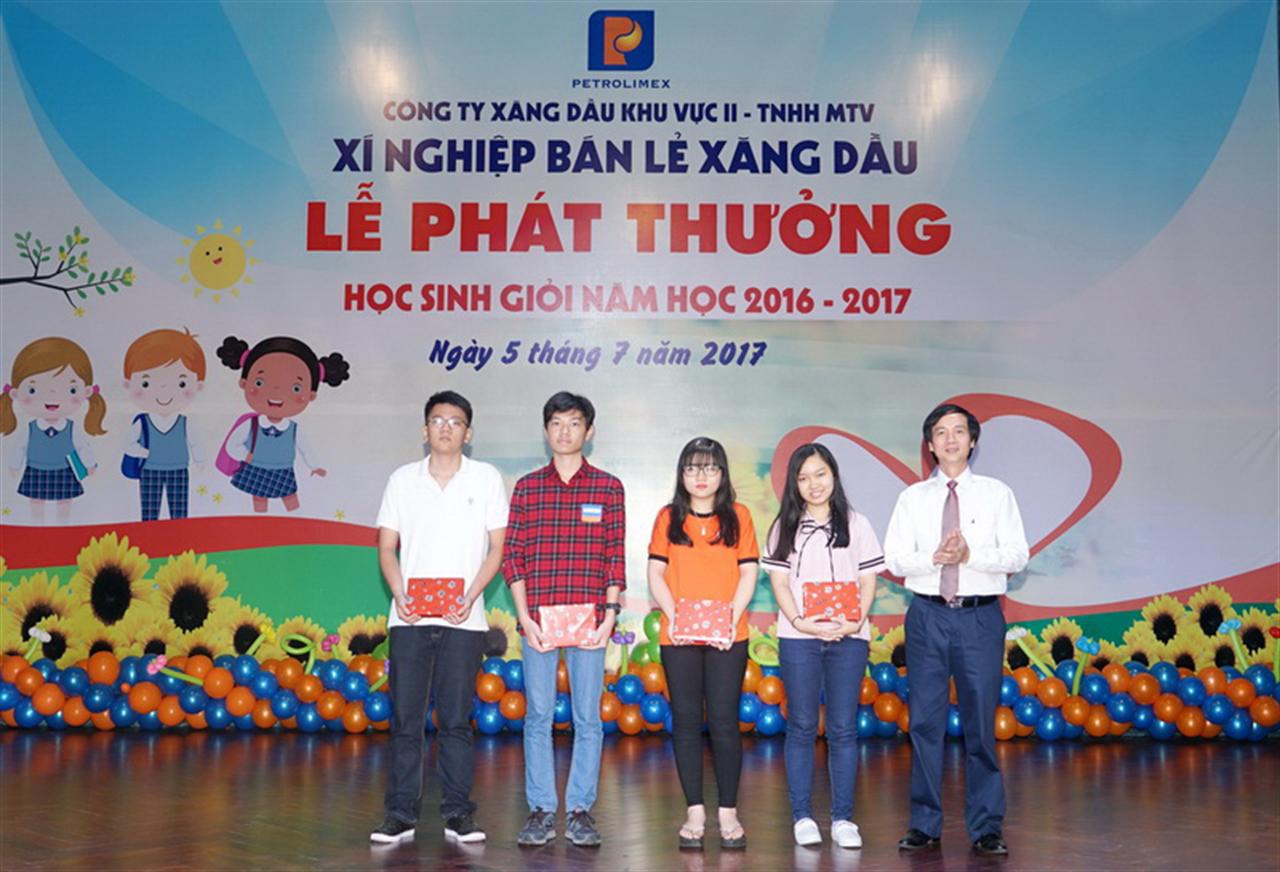Khen thưởng con CBCNV đạt danh hiệu học sinh giỏi năm học 2016 - 2017