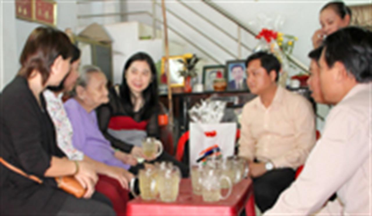 Xuân về bên những người Mẹ Việt Nam Anh hùng