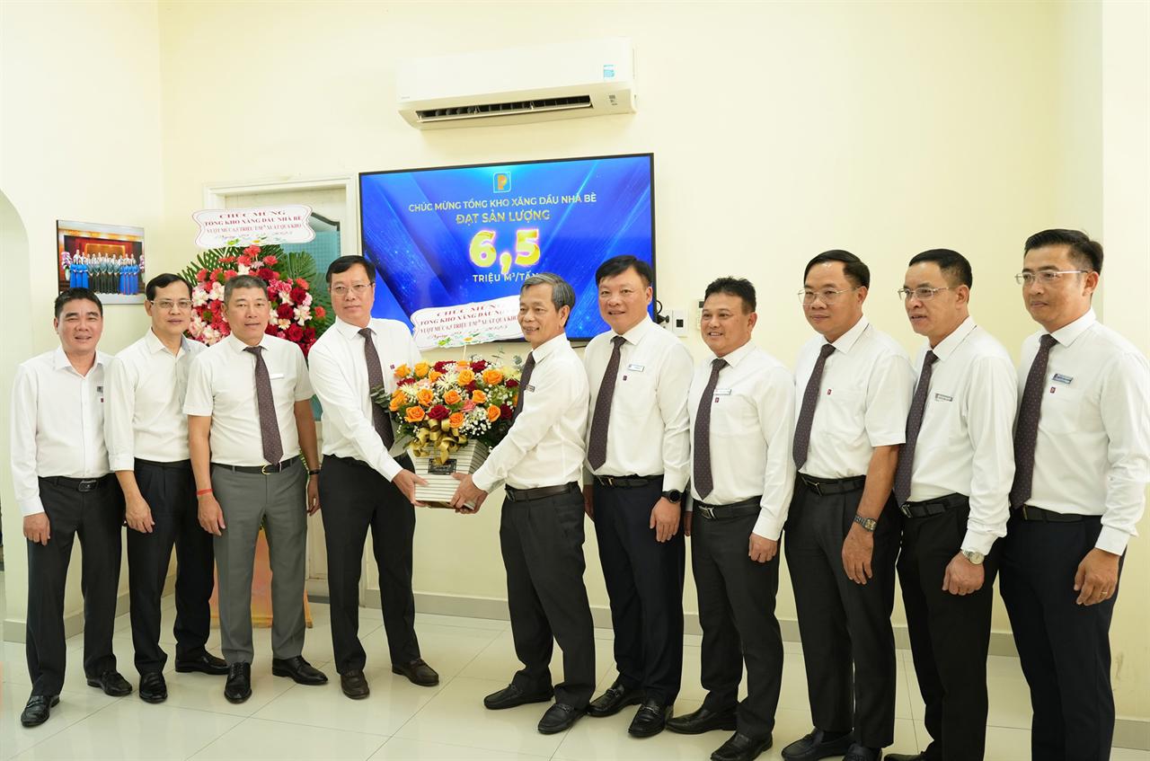 Người lao động Tổng kho Xăng dầu Nhà Bè hân hoan chào mừng kỷ niệm 70 năm thành lập Petrolimex