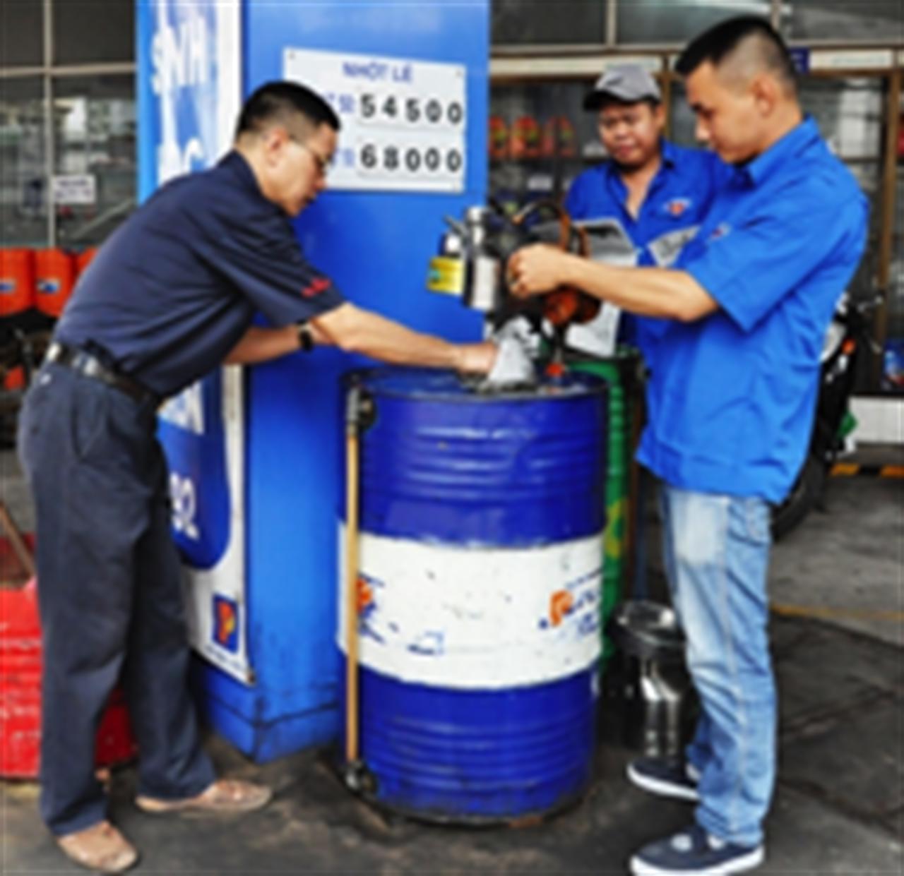 Tuổi trẻ Xí nghiệp Bán lẻ Xăng dầu ra quân “Ngày chủ nhật xanh”