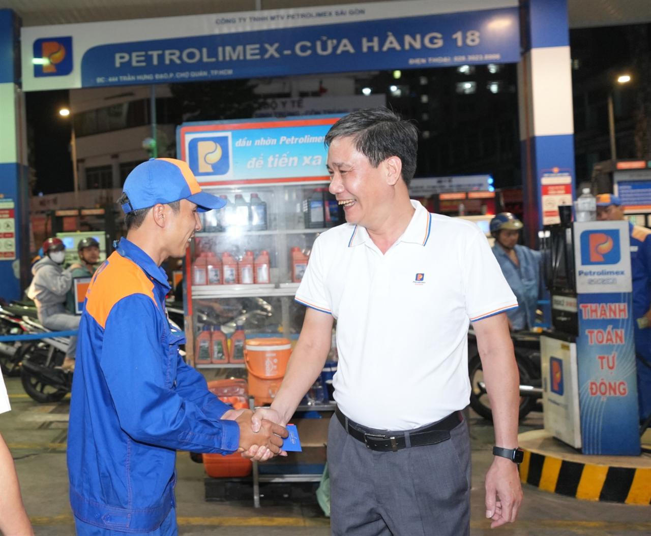 Lãnh đạo Công ty kiểm tra, chúc Tết và động viên Người lao động tại các Cửa hàng xăng dầu