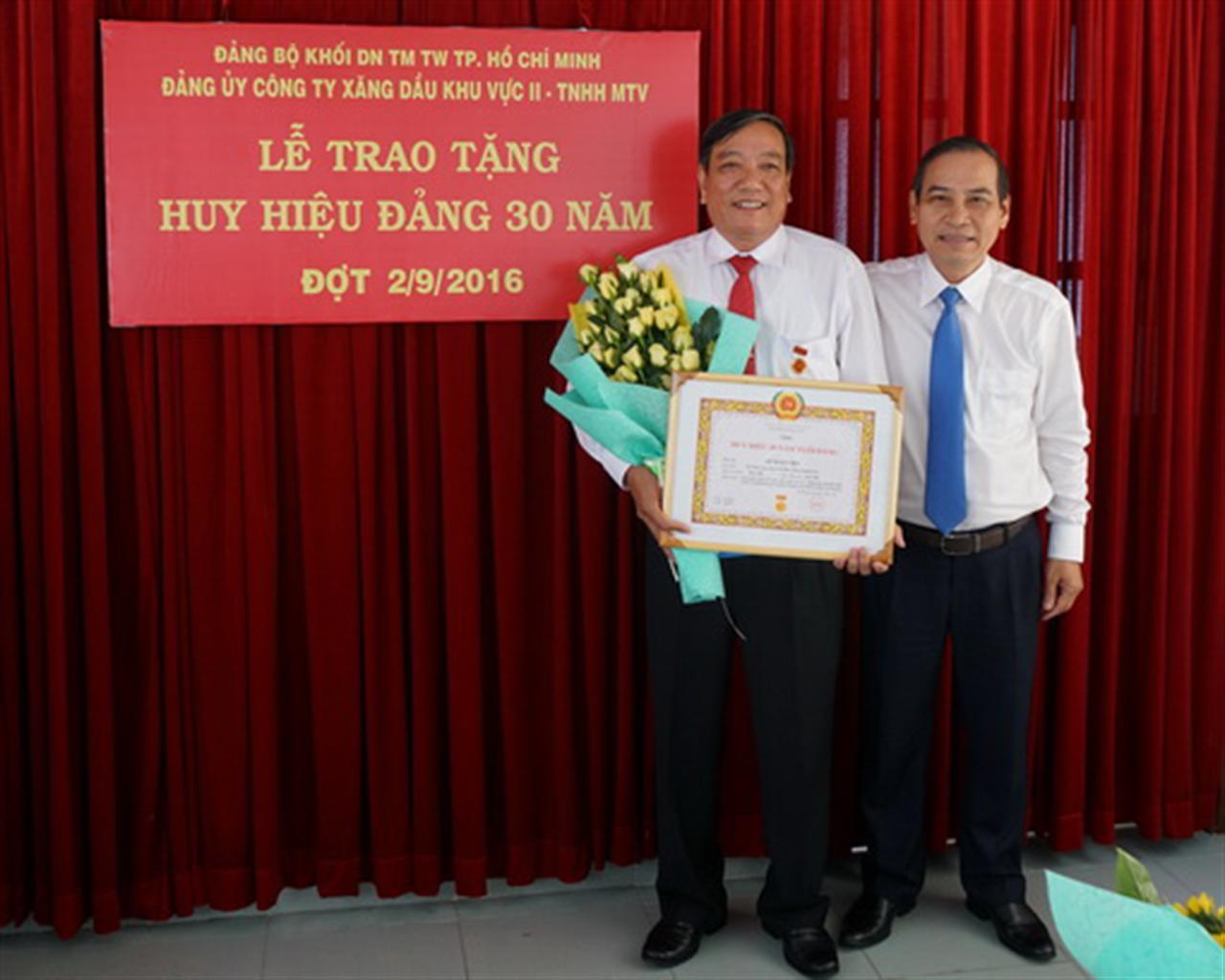 Lễ trao tặng huy hiệu 30 năm tuổi Đảng và bằng khen của Bộ Công Thương