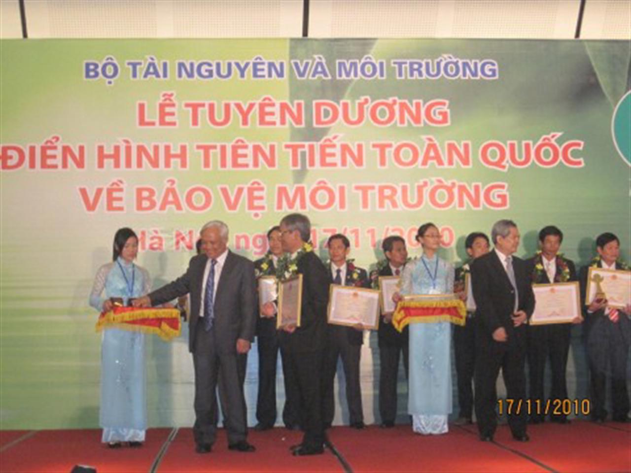 Nhận cúp vàng về bảo vệ môi trường năm 2010