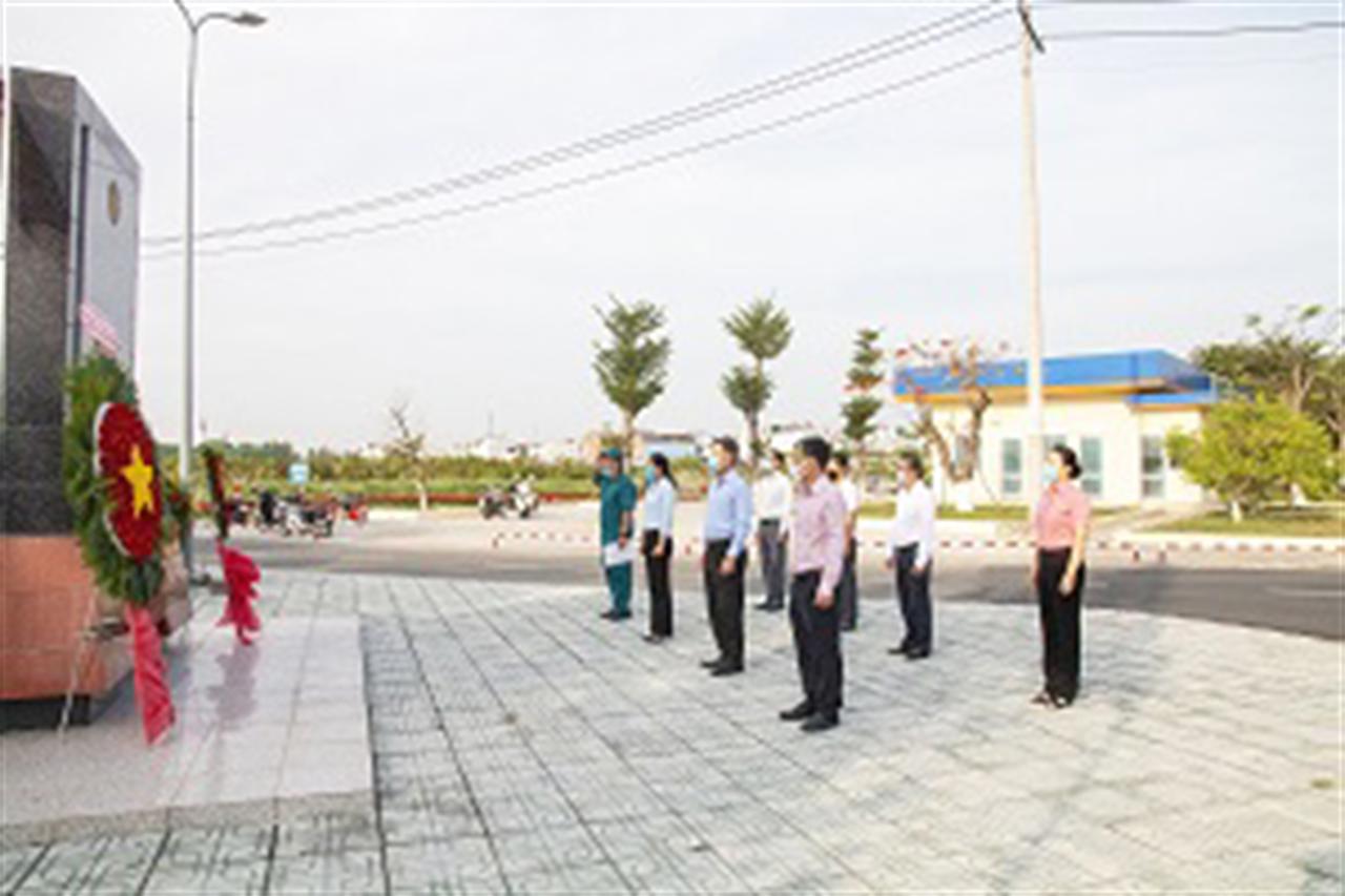 Dâng hương tại bia tưởng niệm truyền thống kho dầu A