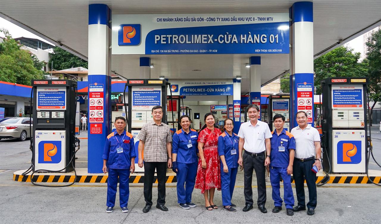 Lãnh đạo Công ty và Chi nhánh XD Sài Gòn chúc Tết người lao động tại Cửa hàng xăng dầu