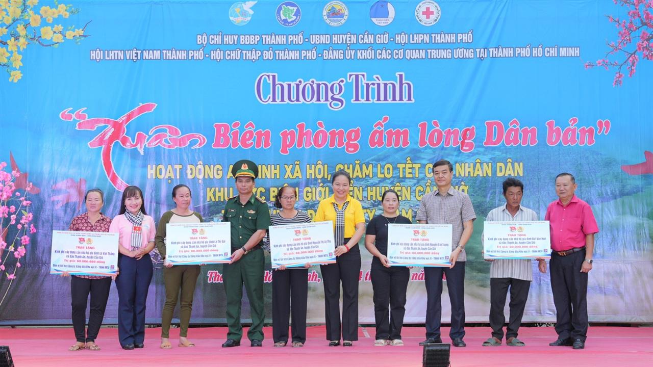 Trao tặng kinh phí thực hiện chương trình “xóa nhà tạm dột nát” tại Cần Giờ