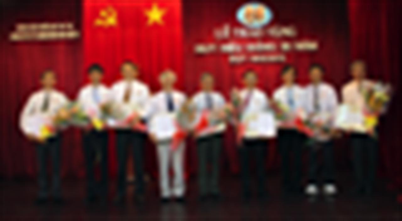 Lễ trao tặng huy hiệu 30 năm tuổi Đảng