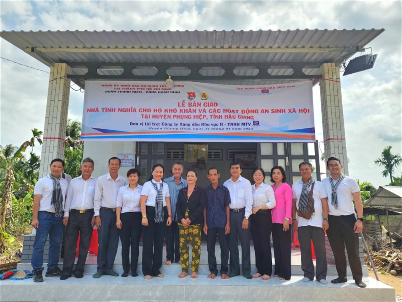 Bàn giao nhà tình nghĩa và thăm hỏi Mẹ Việt Nam Anh hùng tại Hậu Giang