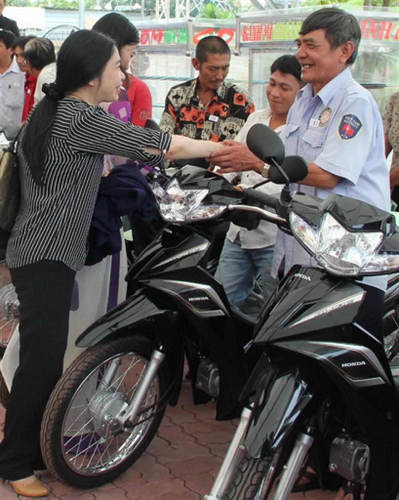Trao tặng phương tiện sinh kế cho hộ nghèo, cận nghèo