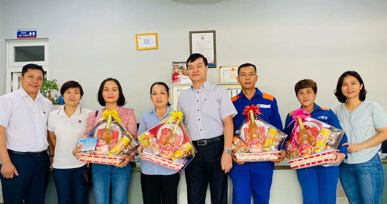 Petrolimex Sài Gòn hỗ trợ quà Tết tới hơn 100 đoàn viên, người lao động