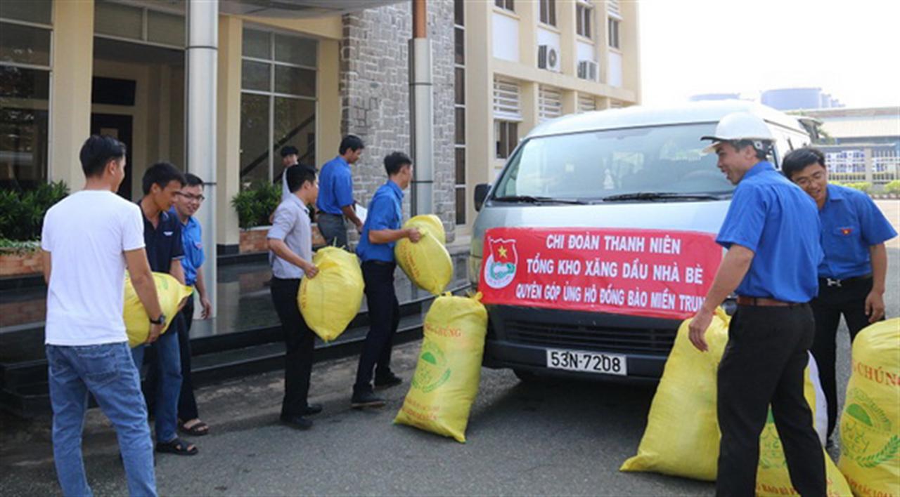 Đoàn viên Thanh niên quyên góp ủng hộ đồng bào lũ lụt miền Trung