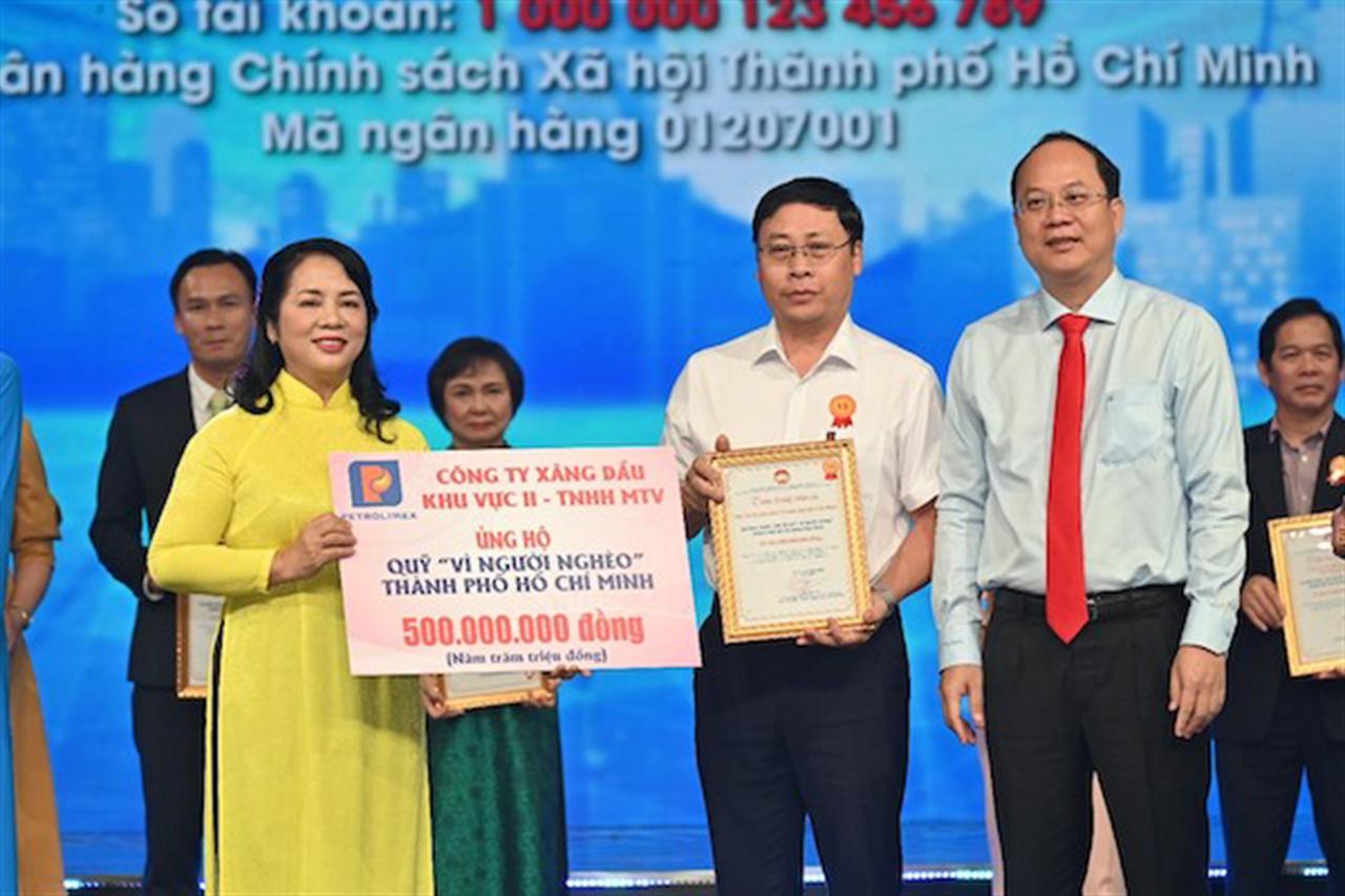 Petrolimex Sài Gòn ủng hộ Quỹ vì người nghèo TP.HCM 500 triệu đồng