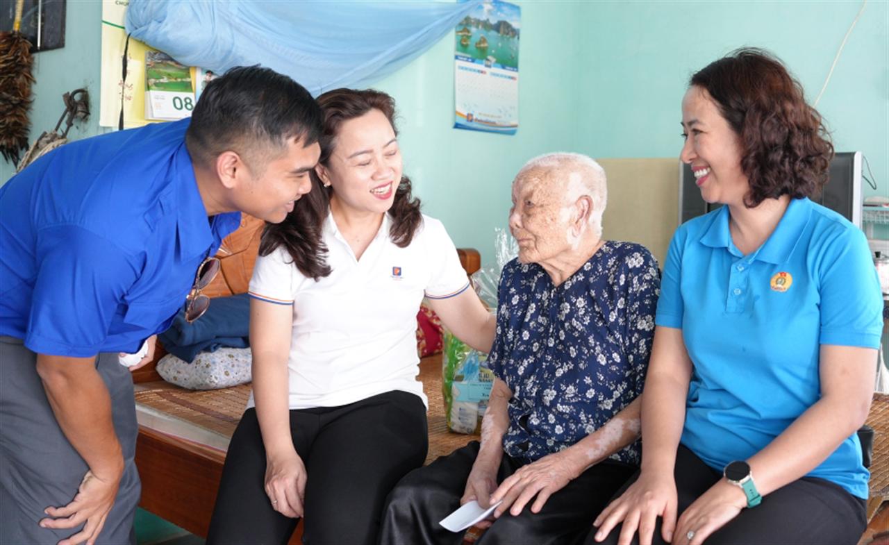 Petrolimex Sài Gòn thăm hỏi Mẹ Việt Nam anh hùng, gia đình thương binh tại huyện Củ Chi, Bình Chánh