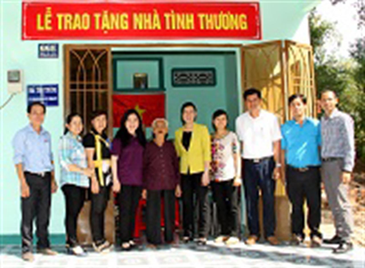 Trao nhà tình thương tặng hộ nghèo huyện Củ Chi - Nắng xuân mới trước thềm nhà