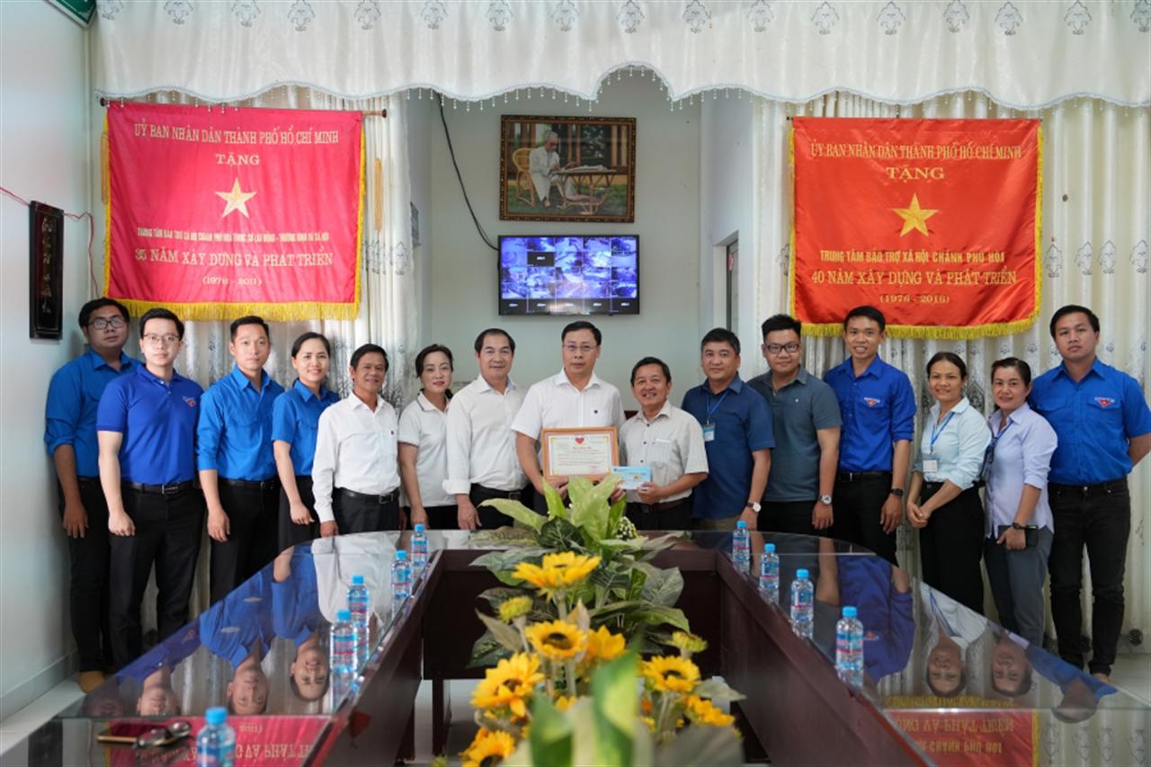 Trao quà Tết tới người già, người khuyết tật tại Trung tâm bảo trợ xã hội Chánh Phú Hòa