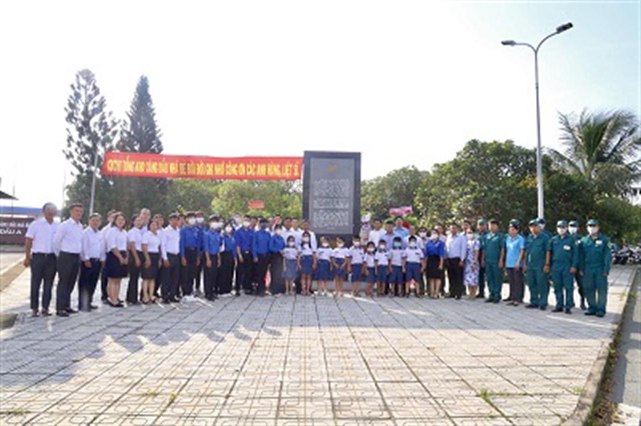 Dâng hương tại bia Tưởng Niệm Kho Dầu A