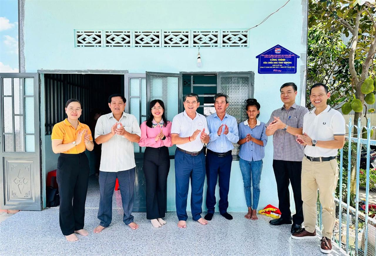 Bàn giao 2 mái ấm trong chương trình “Xóa nhà tạm, nhà dột nát”
