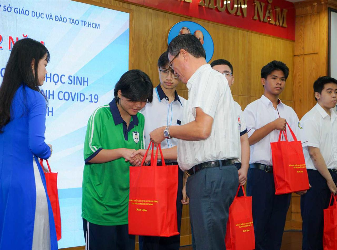 Sơ kết 2 năm chăm lo 98 học sinh có hoàn cảnh khó khăn do dịch Covid-19