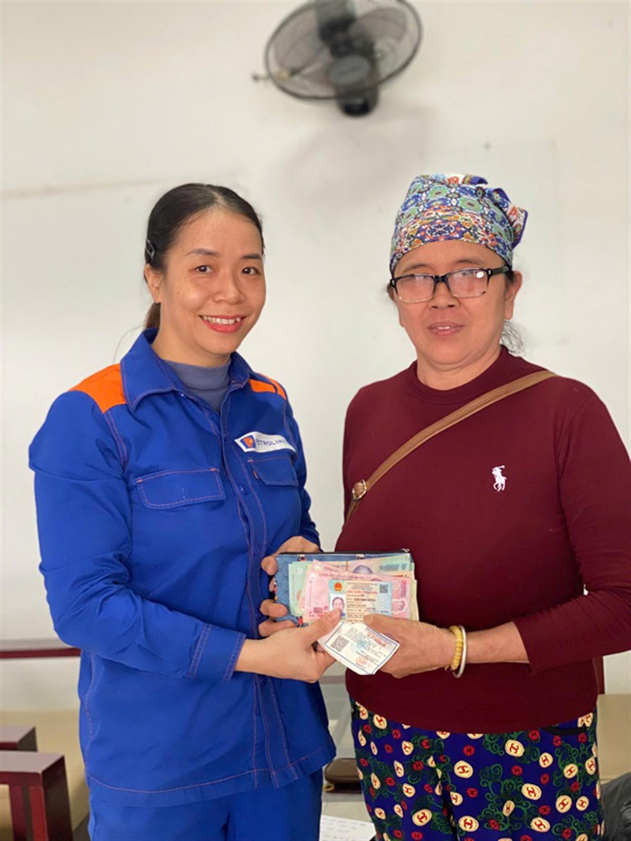 Lan tỏa hành động đẹp: Nhân viên Petrolimex-Cửa hàng 110 trả lại hơn 17 triệu đồng khách hàng bỏ quên