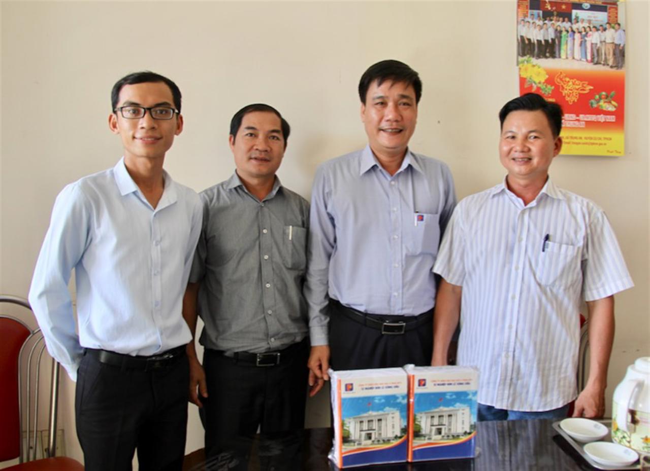 Hơn 12.000 cuốn tập đến với học sinh nghèo hiếu học