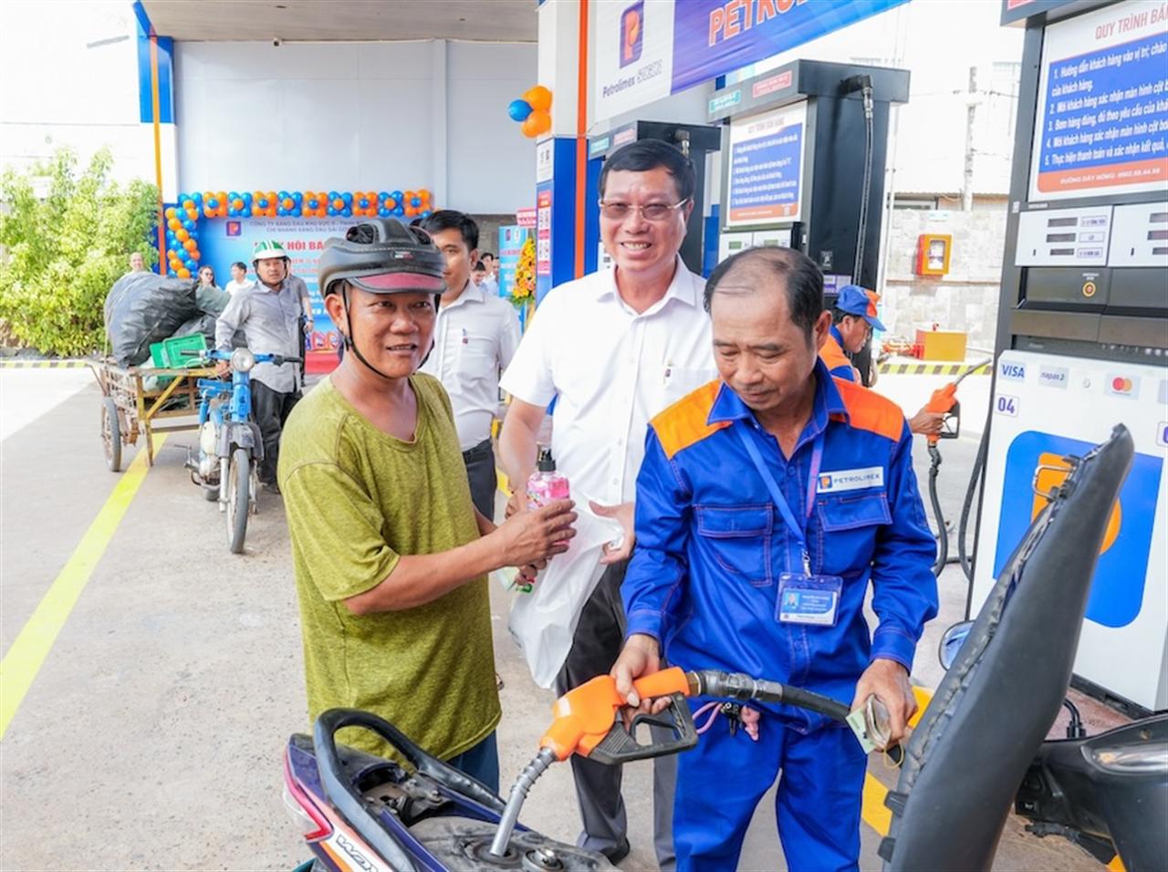 Tin video: Khách hàng ủng hộ "Petrolimex - Cửa hàng 84" trong ngày khai trương