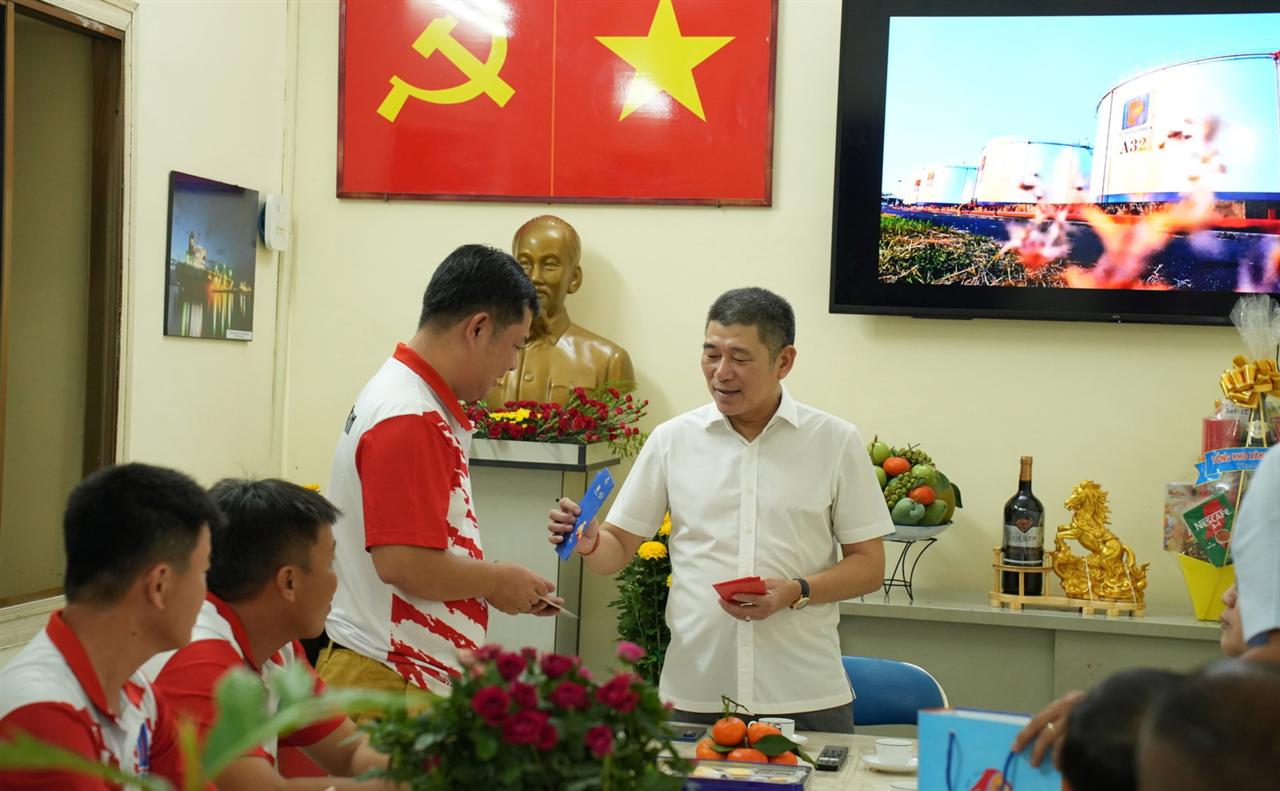Giám đốc Petrolimex Sài Gòn Phạm Anh Tuấn thăm, chúc Tết lực lượng trực Giao thừa tại Tổng kho Xăng dầu Nhà Bè