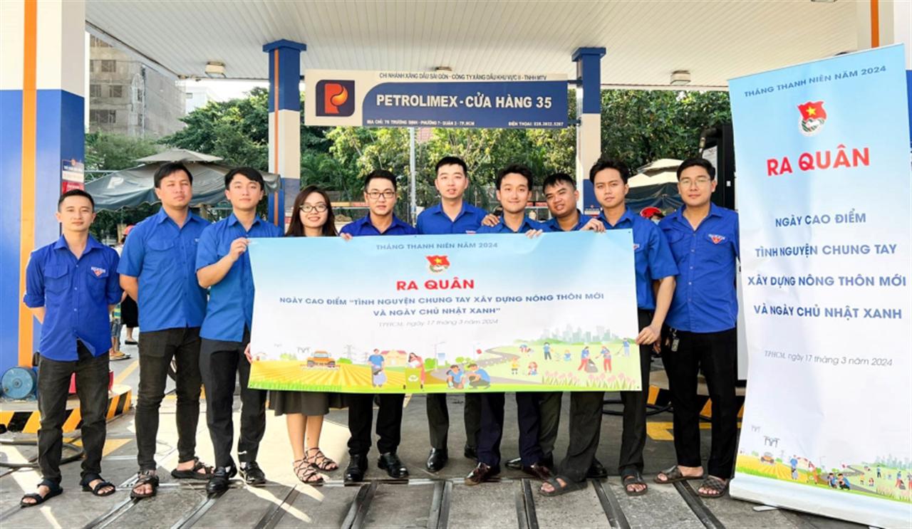 Hưởng ứng "Ngày Chủ nhật xanh": Đoàn Thanh niên chung tay vệ sinh cửa hàng xăng dầu