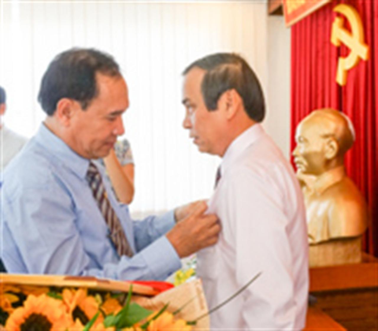 Mốc son đánh dấu một đời đi theo Đảng