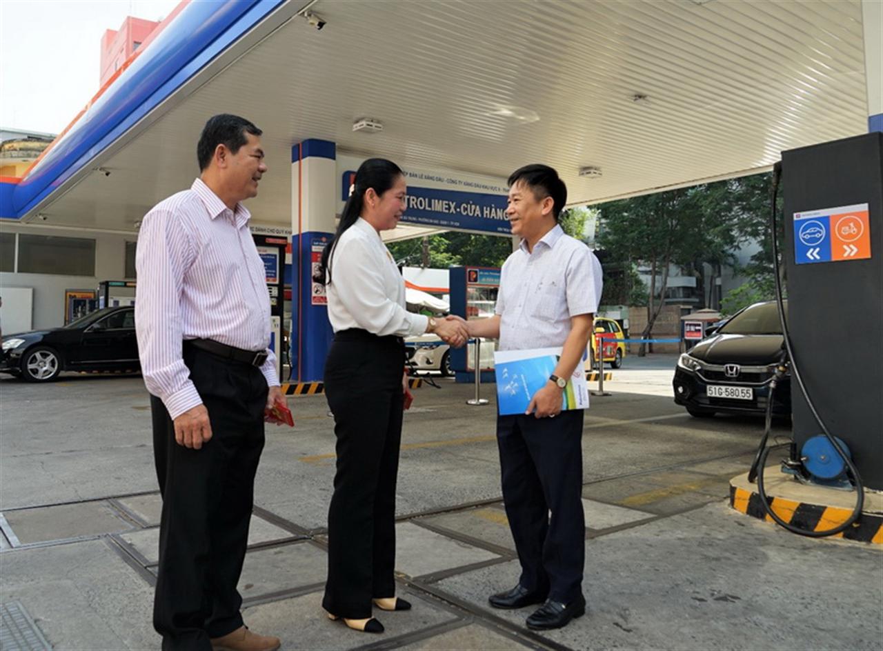 Bí thư Đảng ủy Khối cơ sở Bộ Công Thương tại TP. HCM Lê Thị Hồng Nga đến thăm, chúc Tết các Cửa hàng Xăng dầu