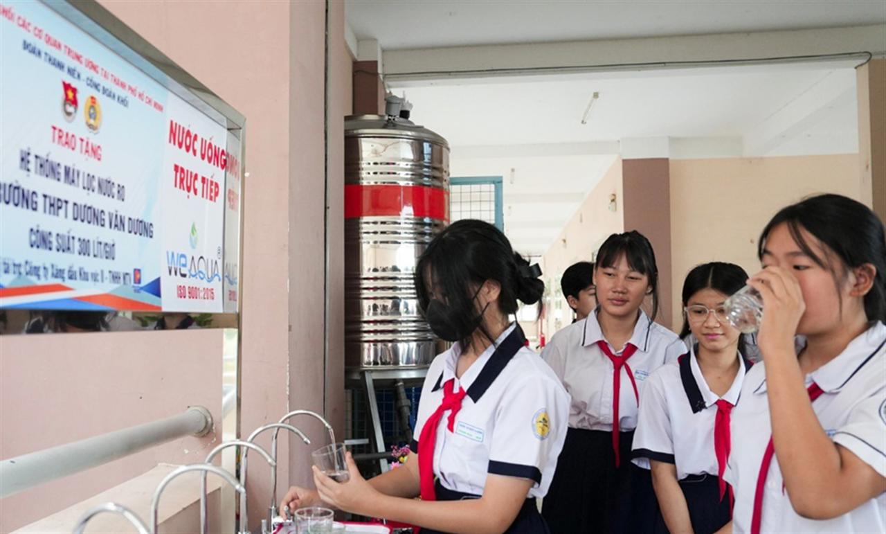 Petrolimex mang những giọt nước mát lành đến các em học sinh