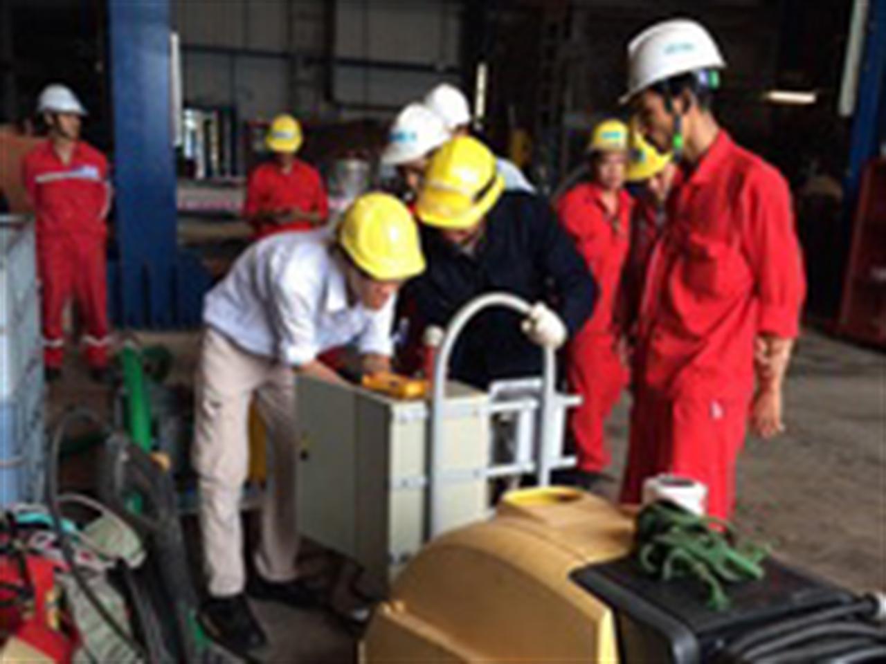 Bàn giao đúng hạn công trình súc rửa bồn dầu nhờn cho Nhà máy điện Cà Mau 1