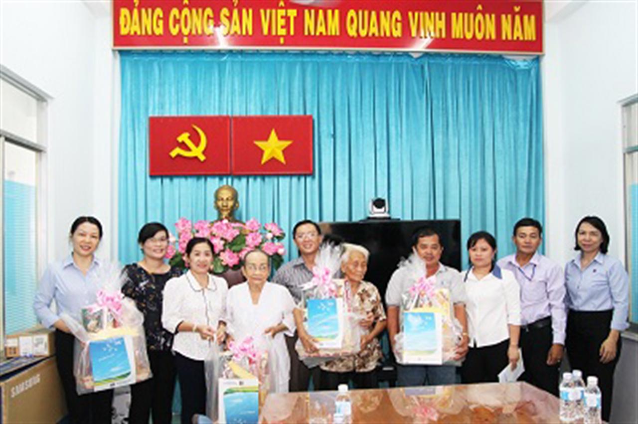 TKXD Nhà Bè thăm Mẹ VNAH & tri ân các gia đình chính sách ở huyện Nhà Bè
