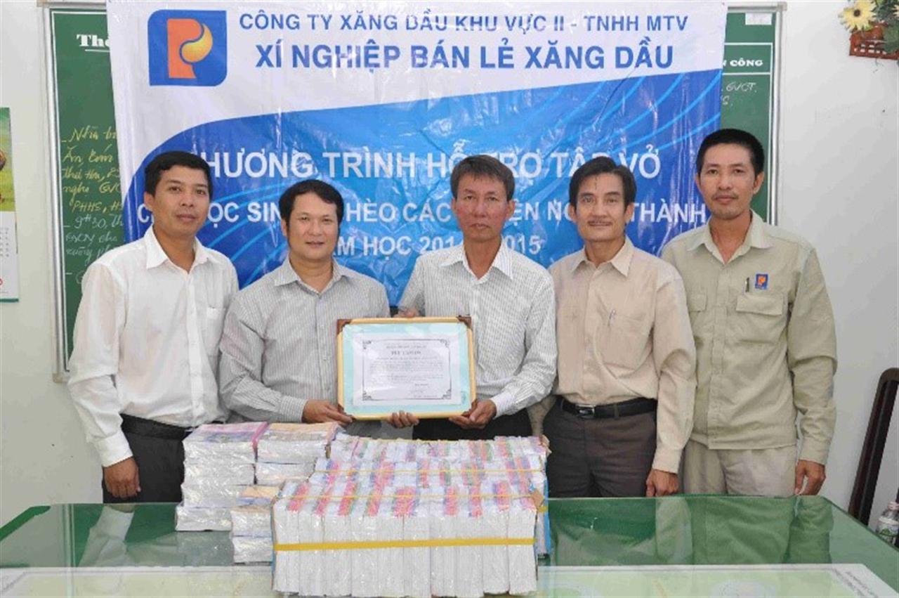 Trao tập vở cho học sinh nghèo hiếu học các huyện vùng ven