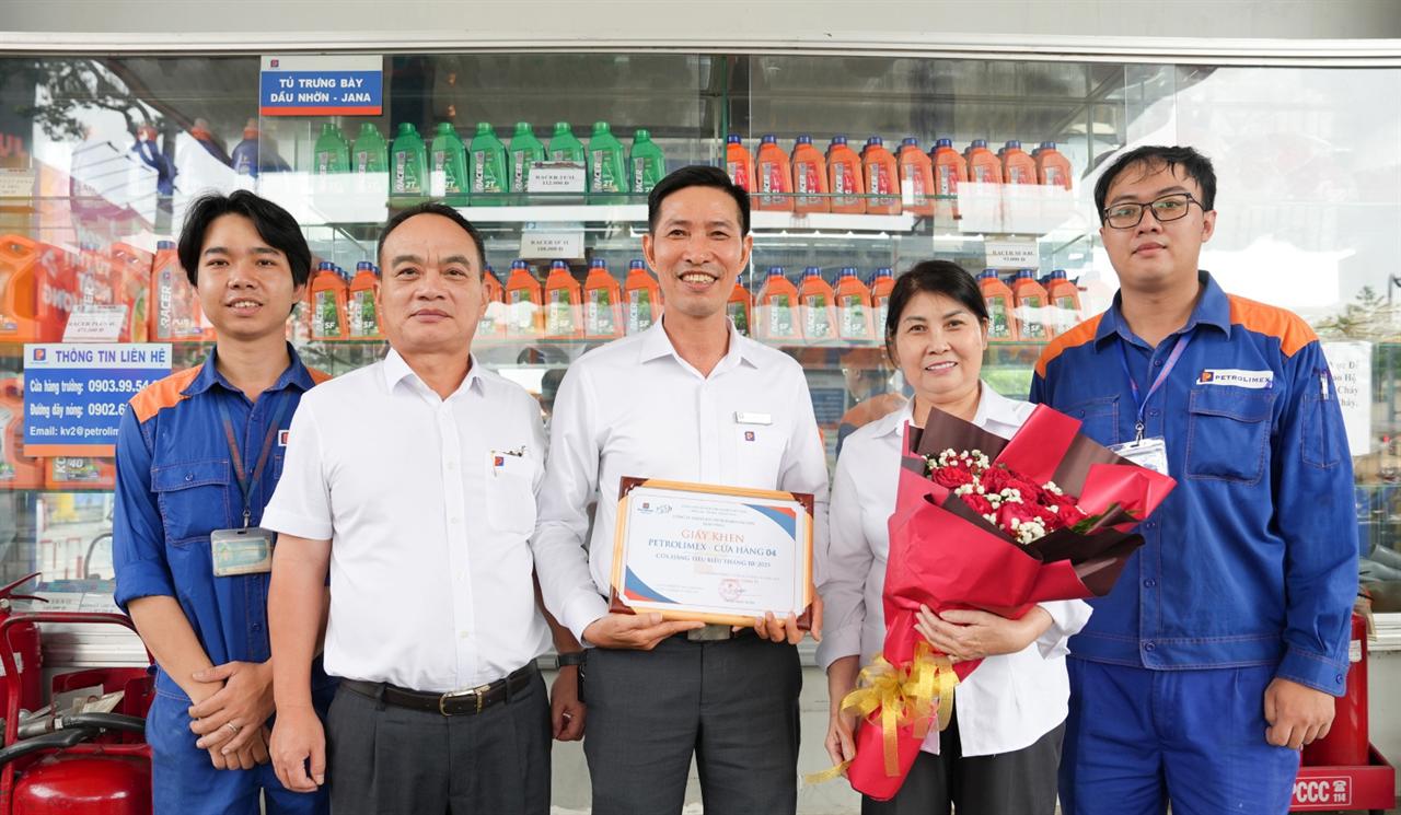 Petrolimex Sài Gòn trao thưởng 4 CHXD đạt thành tích cao trong tháng 10