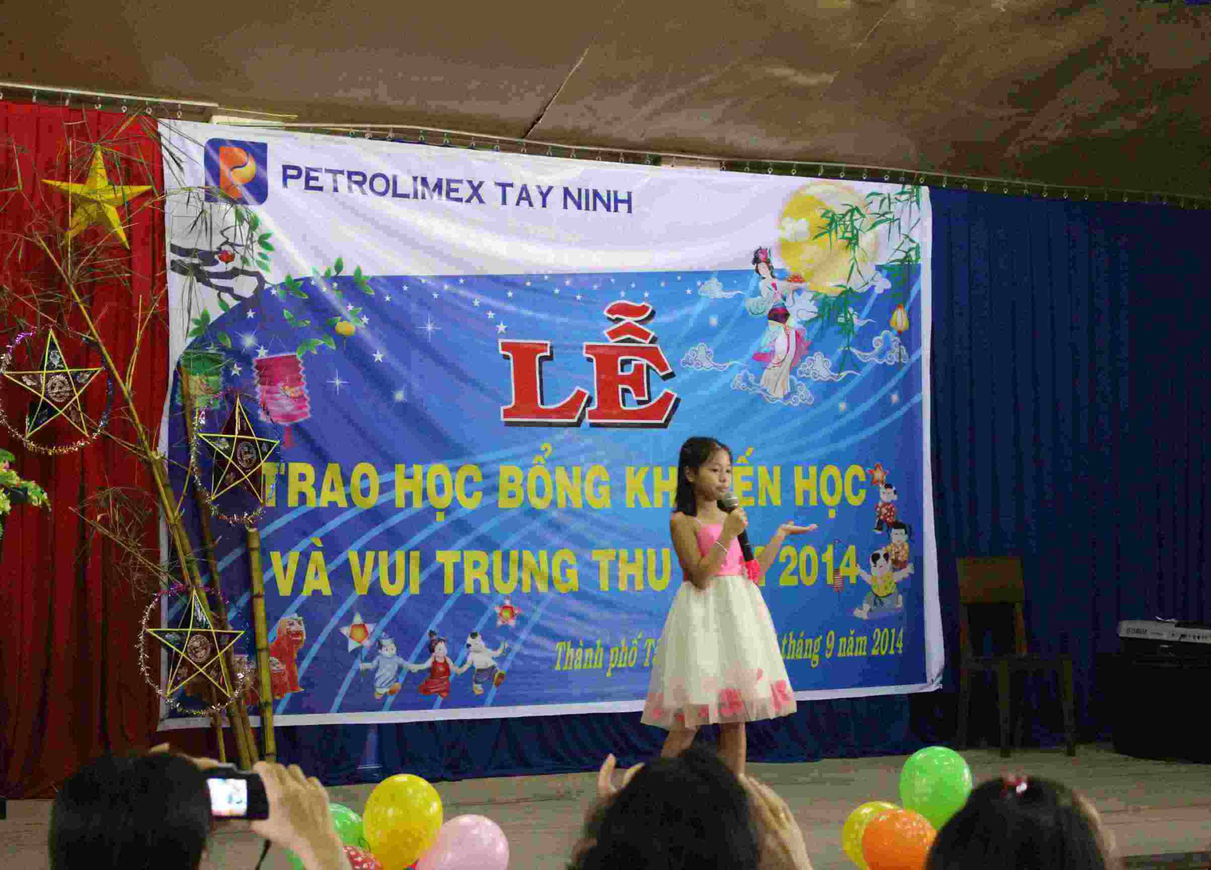 Lễ trao học bổng khuyến học và vui trung thu năm 2014