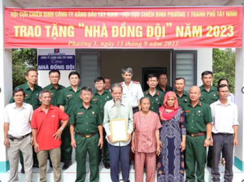 Hội Cựu chiến binh Công ty Xăng dầu Tây Ninh trao tặng “Nhà đồng đội”