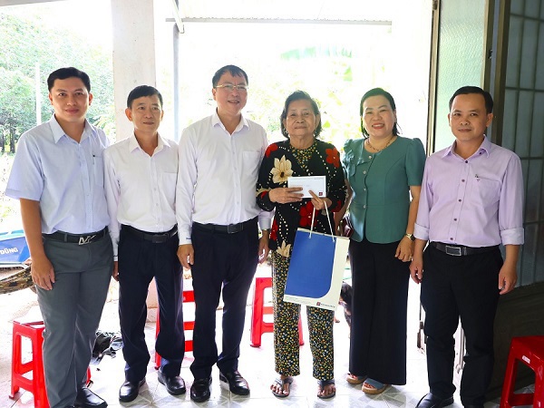 Petrolimex Tây Ninh tổ chức thăm, tri ân Mẹ liệt sĩ, thương binh, bệnh binh và gia đình chính sách dịp 27/07