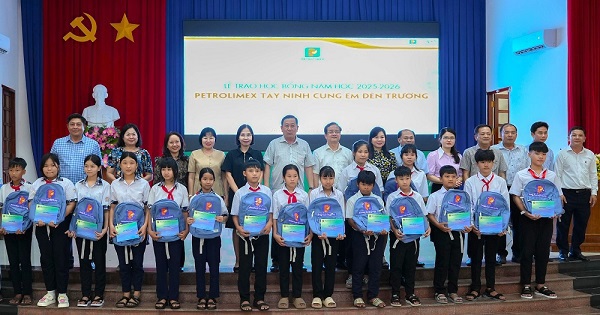 Chương trình trao tặng học bổng “Petrolimex Tây Ninh cùng em đến trường” năm 2025