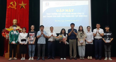 Khen thưởng con CBCNV-NLĐ đạt thành tích cao trong học tập năm học 2021-2022