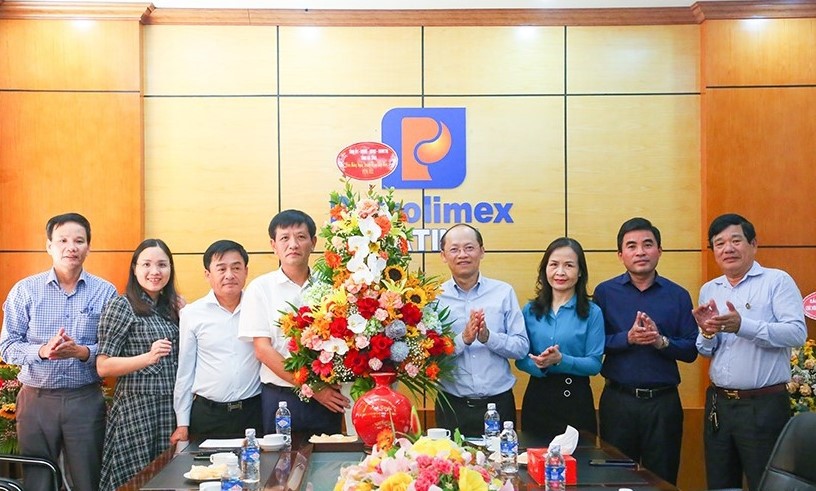 Lãnh đạo tỉnh Hà Tĩnh tặng hoa, chúc mừng Petrolimex Hà Tĩnh nhân ngày doanh nhân 13/10