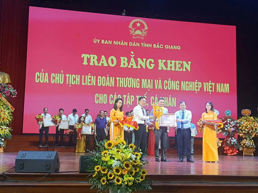 Petrolimex Hà Bắc nhận Bằng khen nhân dịp kỷ niệm Ngày Doanh nhân Việt Nam (13/10/2004 – 13/10/2024)