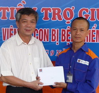 Trao tiền giúp đỡ gia đình Công nhân CHXD số 14 Phạm Nam Trung