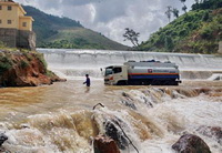 Gian nan xăng dầu ngược núi.
