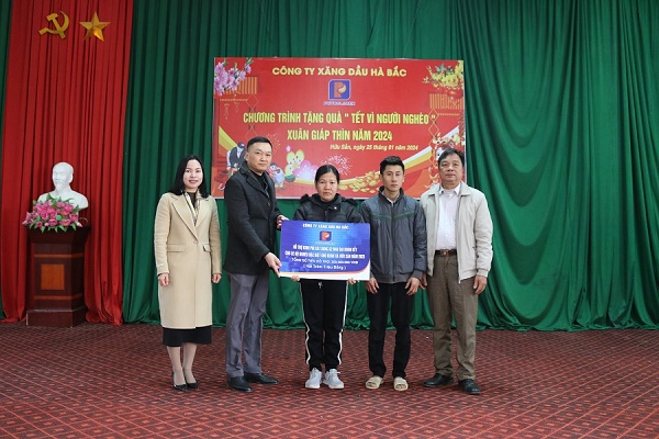 Petrolimex Hà Bắc chia sẻ yêu thương và niềm vui đón Xuân Giáp Thìn 2024 tới những hộ nghèo tại xã Hữu Sản.