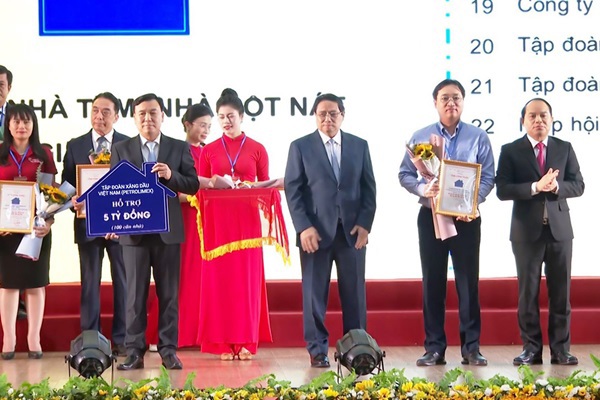 Petrolimex ủng hộ 5 tỷ đồng trong Chương trình tặng quà An sinh Xã hội tại tỉnh Lạng Sơn.
